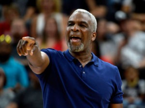 Oakley carga contra Ewing: "No supo dar la cara ante la adversidad"