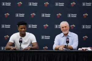Pat Riley, muy contento con su equipo, busca otro campeonato NBA