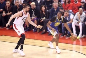 Kevon Looney pasa por el quirófano