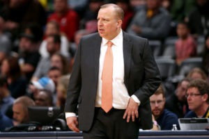 Tom Thibodeau, interesado en el banquillo de Houston si está disponible