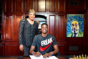 Alex Antetokounmpo firma con el UCAM Murcia de la liga ACB