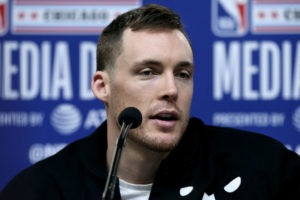 Pat Connaughton, nuevo positivo en COVID-19, no se unió a la expedición de los Bucks