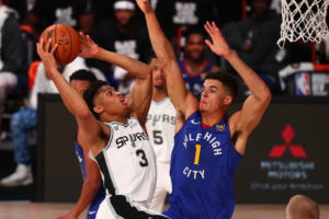 La mina de Popovich resiste: llega Keldon Johnson