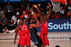 Aaron Gordon cae lesionado en la derrota ante Toronto