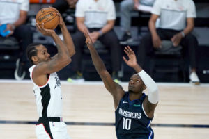 Kawhi Leonard anota 29 puntos para imponerse a Dallas Mavericks