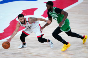 Boston da un golpe sobre la mesa apalizando a los Raptors
