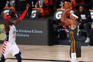 Oklahoma sigue acechando a Houston en el Oeste