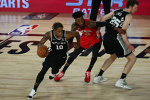 San Antonio vence a Houston para mantener sus opciones en el Oeste