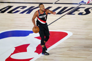 C.J. McCollum está jugando con una lesión en la espalda