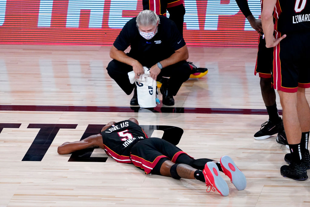Derrick Jones Jr. cae lesionado en la derrota ante Indiana Pacers
