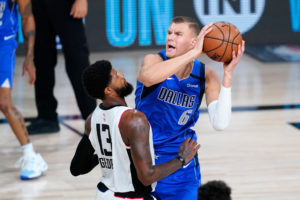 Los Mavericks ofrecen a Porzingis a Golden State Warriors