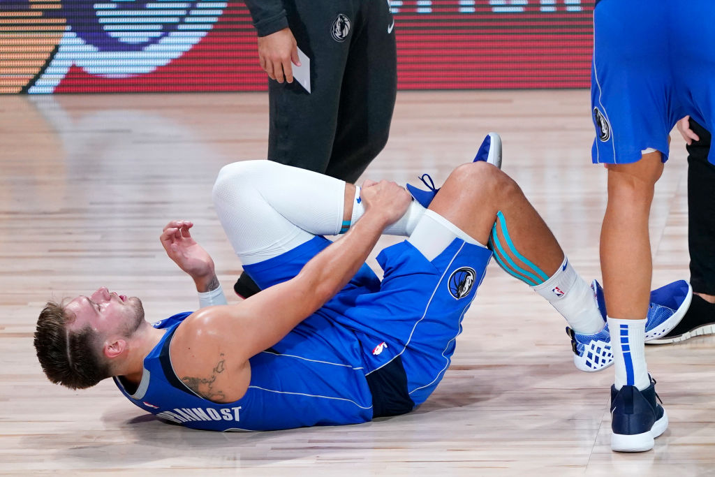 Doncic sufre un esguince de tobillo y es duda para el Game 4