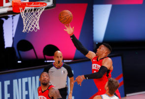 Houston da un golpe sobre la mesa venciendo a Milwaukee
