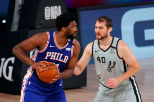 Philadelphia frena el ascenso de San Antonio