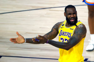 LeBron James continúa adaptándose a los partidos sin aficionados