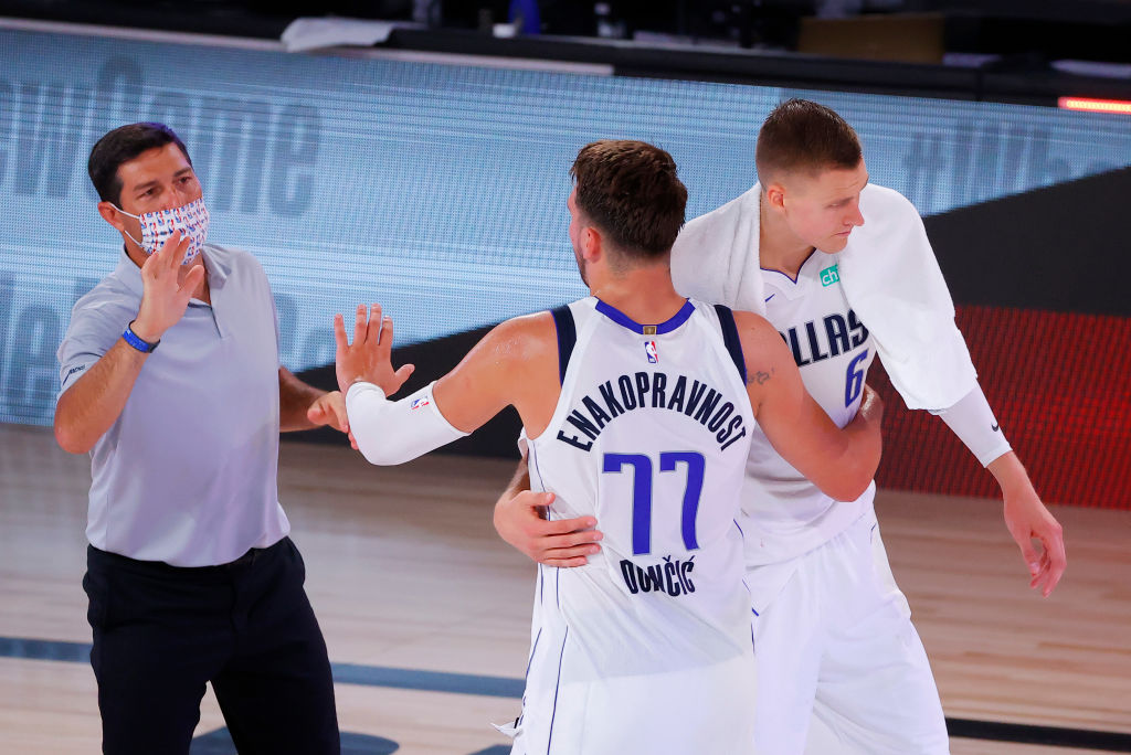 Doble hito para Luka Doncic: victoria ante los Bucks y supera a Magic Johnson