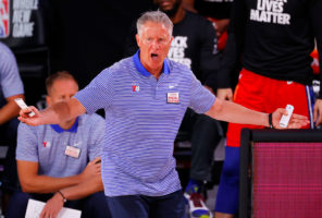 Los Philadelphia 76ers despiden a su entrenador jefe, Brett Brown