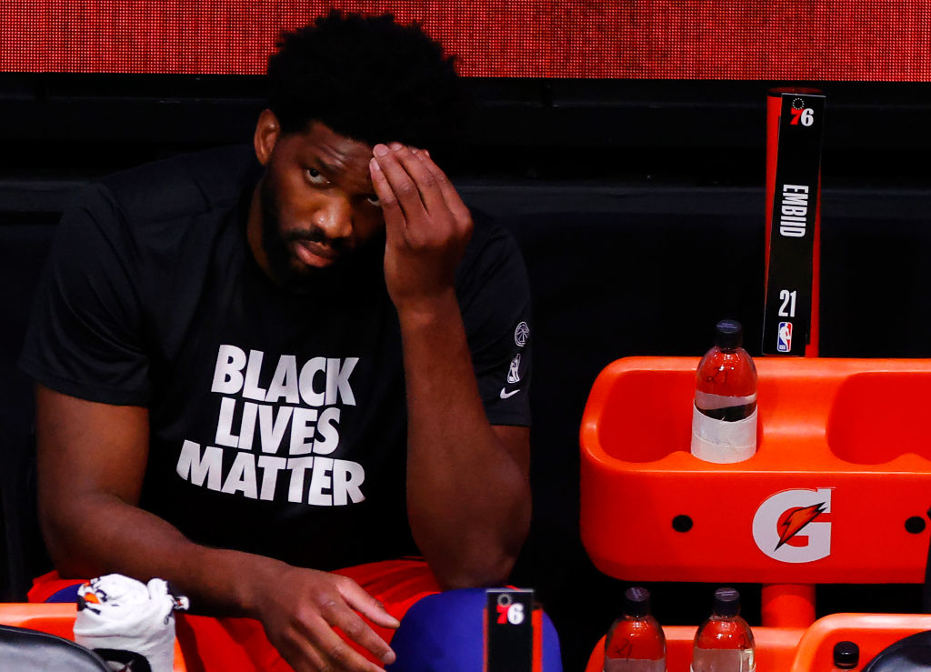 Joel Embiid sufre una lesión en el tobillo izquierdo