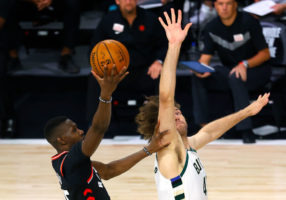 Toronto se lleva el duelo de aspirantes en descanso ante Milwaukee