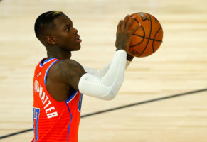 Dennis Schroder juega sus primeros minutos oficiales en la burbuja
