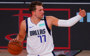 Doncic debuta en playoffs con récord anotador