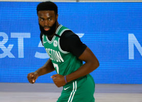 Jaylen Brown instó a los jugadores que querían terminar la temporada a unirse a las protestas fuera de la burbuja