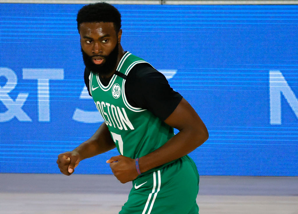 Jaylen Brown instó a los jugadores que querían terminar la temporada a unirse a las protestas fuera de la burbuja