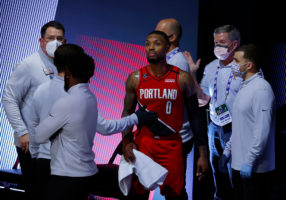 Las pruebas descartan una lesión de gravedad de Lillard: "Jugaré el tercer partido"