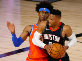 Westbrook regresa y Houston se queda a un partido de la clasificación