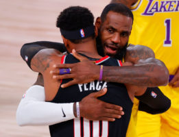LeBron James se muestra orgulloso de Carmelo en su regreso a los parquets