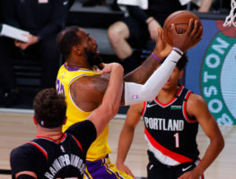 Los Lakers alcanzan las semifinales de la Conferencia Oeste ocho años después