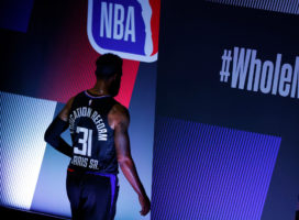 Marcus Morris, expulsado tras una dura falta sobre Doncic