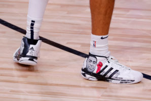 Jamal Murray recuerda a Breonna Taylor y George Floyd en sus zapatillas