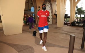 LeBron James celebra el acuerdo Liverpool-Nike paseando la nueva camiseta por la burbuja NBA