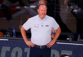 Mike Budenholzer seguirá como técnico de los Bucks