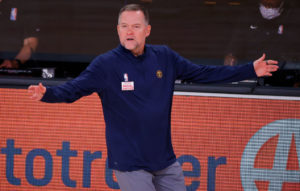 Mike Malone contesta a las críticas de Beverley a Jokic