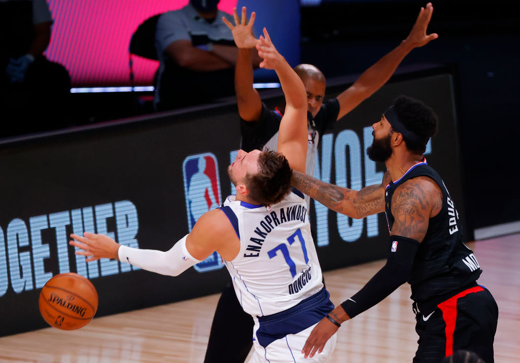 La NBA multa a Marcus Morris y Luka Doncic por distintos incidentes en el Game 6