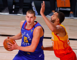 Doc Rivers considera a Nikola Jokic una mezcla entre Olajuwon y McHale