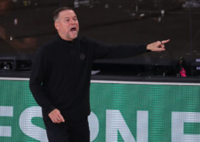 Mike Malone considera "vergonzoso" que los entrenadores no puedan llevar familiares a la burbuja