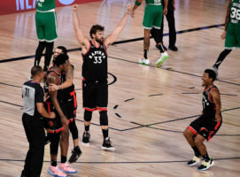 Anunoby salva a los Raptors con un triple sobre la bocina