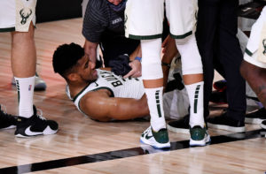 Giannis Antetokounmpo cae lesionado y es duda para el Game 5