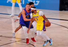 Davis guía a los Lakers hasta el 1-0