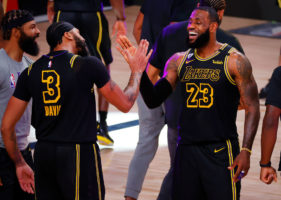 Enorme Anthony Davis: triple sobre la bocina y 2-0 para Lakers