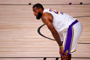 Los Lakers protestan por las pocas faltas señaladas sobre LeBron James