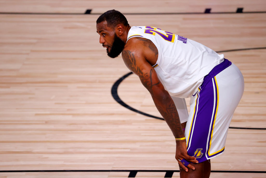 Los Lakers protestan por las pocas faltas señaladas sobre LeBron James