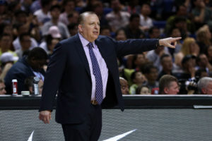 Tom Thibodeau dirige su primer entrenamiento en los Knicks