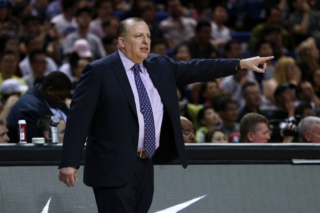Tom Thibodeau dirige su primer entrenamiento en los Knicks