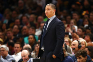 Tyronn Lue se reúne con Philadelphia