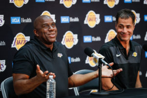 Rob Pelinka celebra el título llamando a Magic Johnson