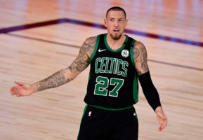 Daniel Theis pasa por el quirófano